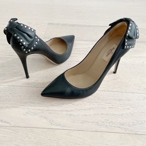 valentino • black leather signature studded back bow pointy toe pumps heels 40